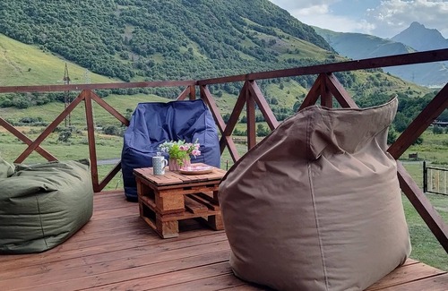 Stepantsminda Chalet De Ski | Mountain Serenity at cozy, Kazbegi Chalet