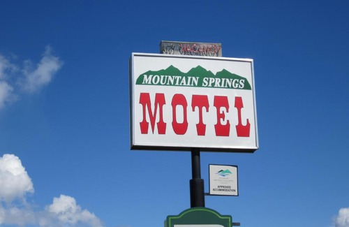 Barriere Hôtel | Mountain Springs Motel & RV Park