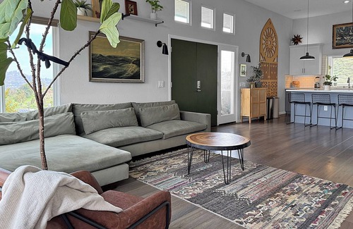 La Presa Maison | Mountain Top 4 Bdrm Home Along Nature Reserve with Spectacular Views, AC & WiFi