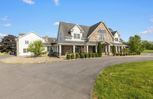 Mt. Bethel Maison | Mountain Valley Mansion/200-Acre Farm/Sleeps 16/Partial Property Rental