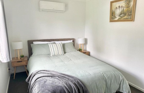 Glass House Mountains Appartement | Mountain Views, Spa Bath, Pet Friendly, Near Zoo!