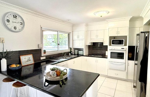 Glass House Mountains Appartement | Mountain Views, Spa Bath, Pet Friendly, Near Zoo!