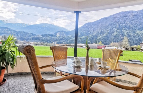 Imst Appartement | Mountain View Apartment. . Near Ski Resort. Family- and Pet-Friendly.