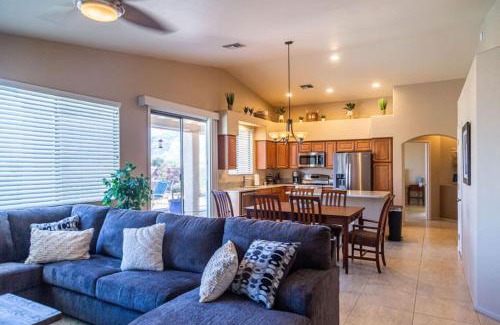 Monterra Knolls Maison | Mountain View Beauty with Pool