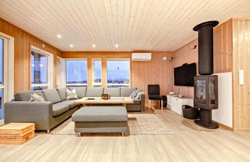 Sennesvik Maison | Mountain View Cabin