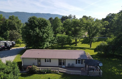 Speedwell Maison | Mountain View! Close to Lake and trails