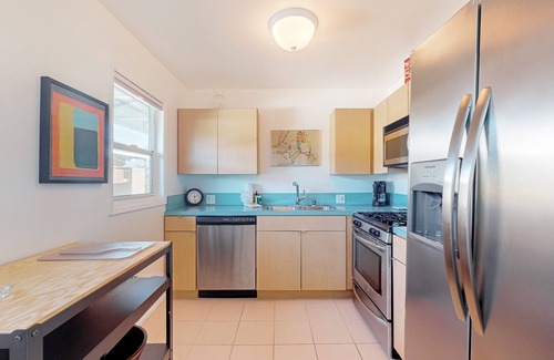 Old Las Palmas Copropriété | Mountain-view condo with pool, hot tub, balcony, & central AC