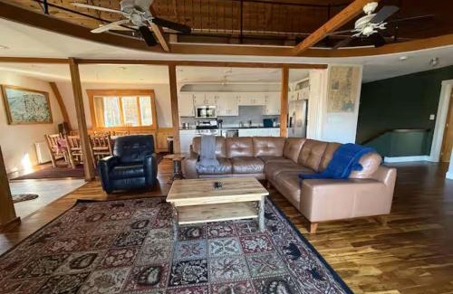 Rumney Maison | Mountain View Escape with Hot Tub