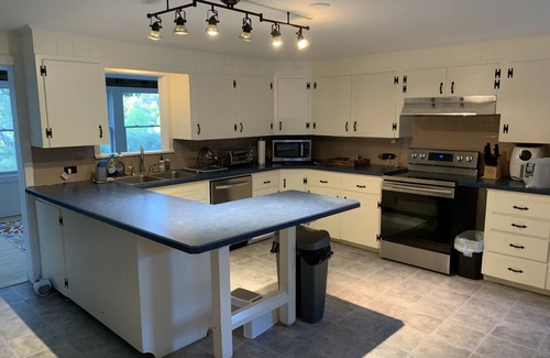 Millerton Autre | Mountain View Farmhouse, pool/hot tub, fire pit, 4 seasons porch, game room