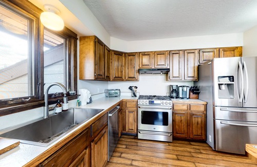 Summit Cove Maison | Mountain view home with deck, wood-burning fireplace, & WiFi - great location