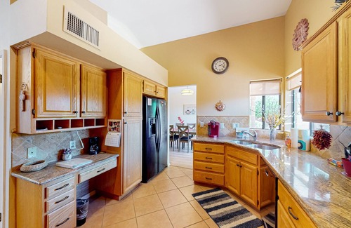 Saddlebrooke Maison | Mountain-view home with shaded patio, large yard, on-site golf & tennis