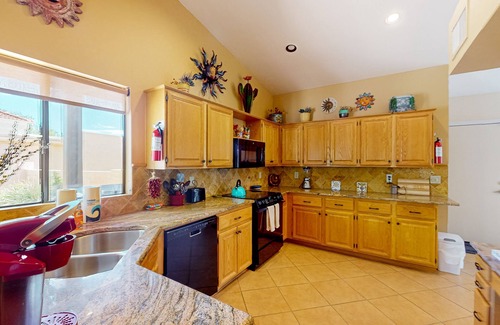 Saddlebrooke Maison | Mountain-view home with shaded patio, large yard, on-site golf & tennis