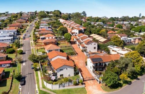 Mount Gravatt East Maison | Mountain view inner Brisbane secure townhouse