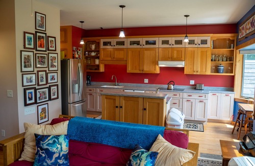 Ithaca Maison | Mountain View, jacuzzi, bright spacious Ecovillage