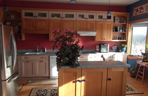 Ithaca Maison | Mountain View, jacuzzi, bright spacious Ecovillage
