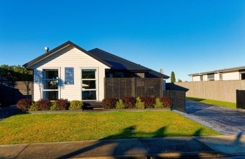 Kaikoura Maison | Mountain View - Kaikoura Holiday Home