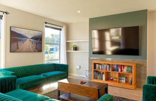 Kaikoura Maison | Mountain View - Kaikoura Holiday Home