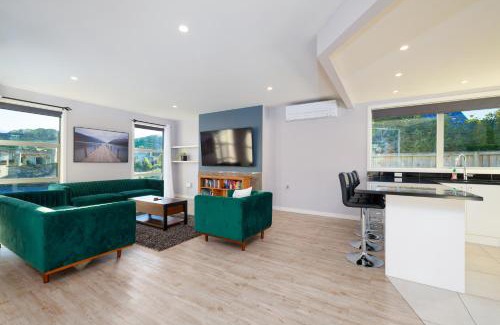 Kaikoura Maison | Mountain View - Kaikoura Holiday Home