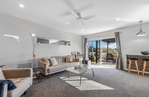 Stoke Maison | Mountain View - Nelson Holiday Home