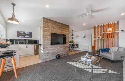 Stoke Maison | Mountain View - Nelson Holiday Home