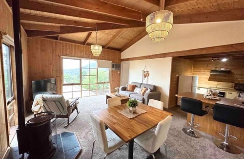The Basin Maison | Mountain View Spa Cottage