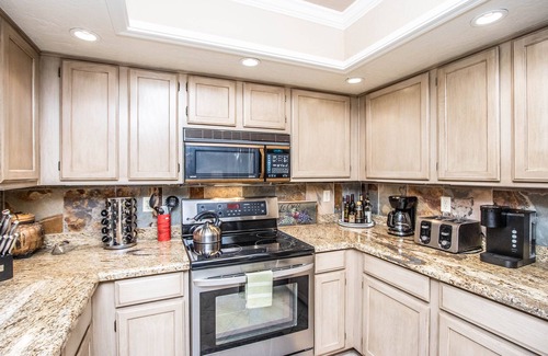 Cabrillo Square Copropriété | Mountain Views and walk out to Silverado golf course and greenbelt by Old Town