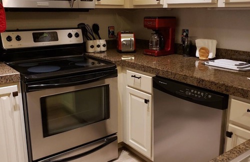 Oro Valley Copropriété | Mountain views await in this newly renovated condo in Oro Valley