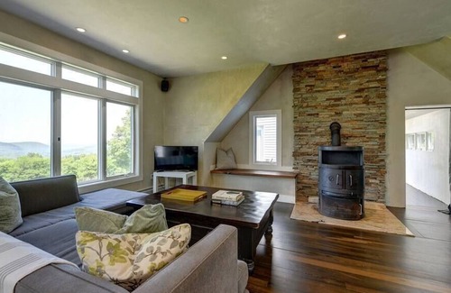 New Lebanon Maison | Modern Retreat with Stunning Western Views