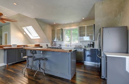New Lebanon Maison | Modern Retreat with Stunning Western Views