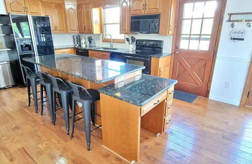 Troutville Maison | Mountain views on 7 acre lot, nearby hiking, game room, pet friendly!