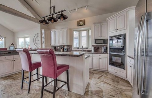 Dillon Maison | Mountains on the Lake – Mountain & Lake Views with Beautiful Patio! Close to Downtown Dillon
