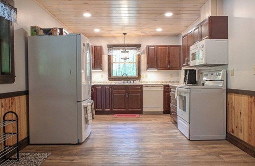 Allenwood Cabine | Mountainside Cabin | Pet Friendly | Secluded & near ATV Trails