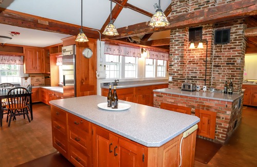 Wilmot Maison | Mountainside Estate. Private Indoor Pool, near Ragged Mtn. & Sunapee, sleeps 28