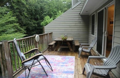 Hancock Copropriété | Mountainside: Large 3-level Jiminy Peak Home