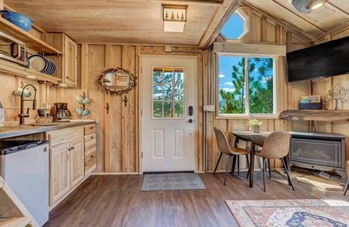 Larkspur Cabine | Mountainside Tree House Retreat