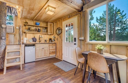 Larkspur Cabine | Mountainside Tree House Retreat
