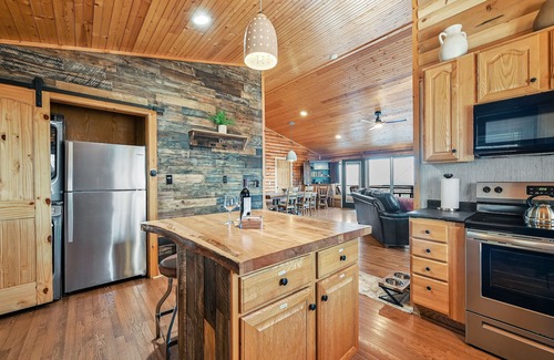 Royal Pines Cabine | Mountaintop Log Cabin w / Spectacular Views-20 minutes du centre-ville d'Asheville!