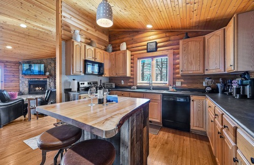 Royal Pines Cabine | Mountaintop Log Cabin w / Spectacular Views-20 minutes du centre-ville d'Asheville!