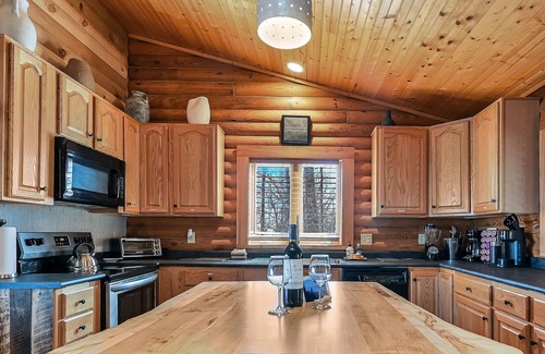 Royal Pines Cabine | Mountaintop Log Cabin w / Spectacular Views-20 minutes du centre-ville d'Asheville!