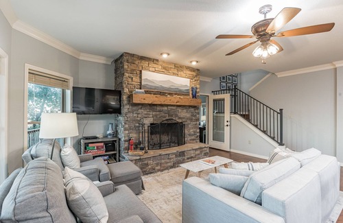 Russellville Maison | Mountaintop Retreat w/2 Decks & Breathtaking Views- Steps from Mt. Nebo Trails!