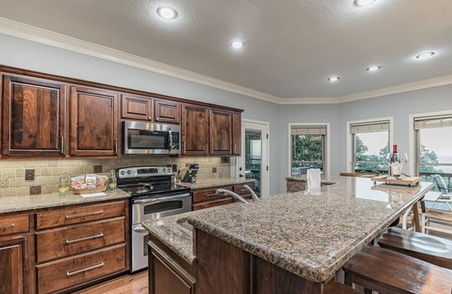 Russellville Maison | Mountaintop Retreat w/2 Decks & Breathtaking Views- Steps from Mt. Nebo Trails!