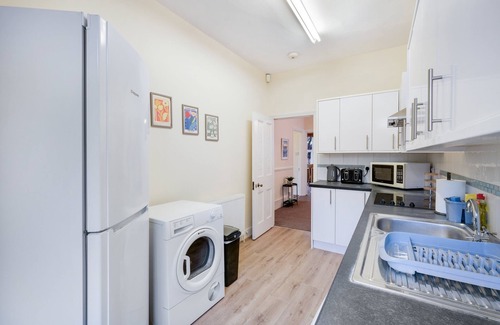 Finchley Church End Appartement | Mountfield Rd 2A - 3 Bedroom and 1 Bathroom Apartment in Mountfield with Parking