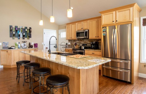 Lodi Maison | Moxie on the Lake: Relaxing Pet Friendly Seneca Lake Getaway!
