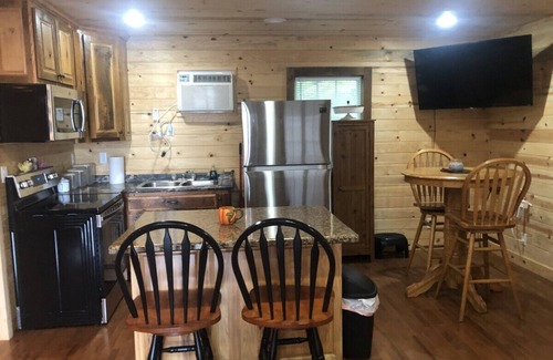 New Hope Cabine | Mr. Hill's Mercantile Cabin with a hot tub