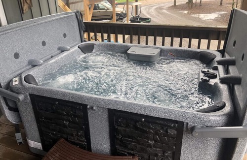 New Hope Cabine | Mr. Hill's Mercantile Cabin with a hot tub