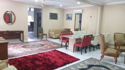 Merbau Sempak Maison | MRI Residence - Homestay in Sg Buloh with Swimming Pool - No Pork&Alcohol Allowed