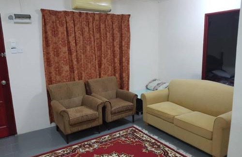 Merbau Sempak Maison | MRI Residence - Homestay in Sg Buloh with Swimming Pool - No Pork&Alcohol Allowed
