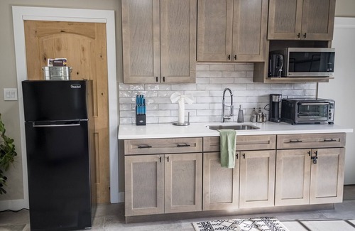 Sands West Neighborhood Appartement | Msg for 5%off King Bed Pool Yard Remodeled Guesthouse Glendalen