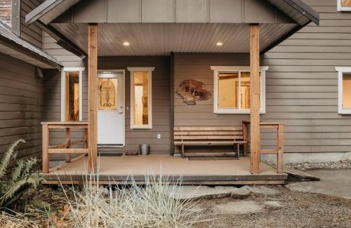 Warnick Maison | Mt Baker Lodging Cabin 3 is a Very large cabin on acreage