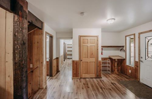 Warnick Maison | Mt Baker Lodging Cabin 3 is a Very large cabin on acreage
